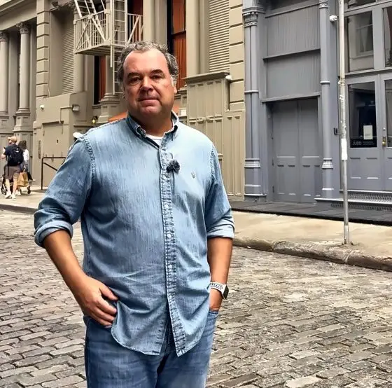 Bernardo em uma rua de paralelepípedos do SoHo, em Nova York